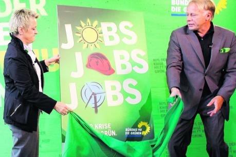 J¸rgen Trittin and Renate K¸hnast unveil the party's theme of Green jobs during the campaign